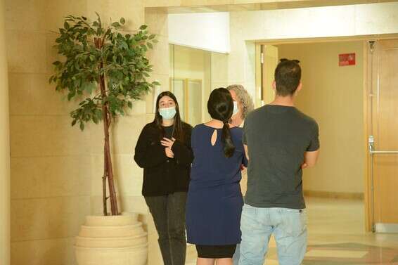 המדריכה נועם דור בבית המשפט, היום // צילום: דודו גרינשפן